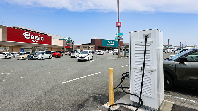 写真奥側の入り口から駐車場に入ると、案内看板などもなく充電器の場所が見つけにくかったです。南側の入り口脇にあります。