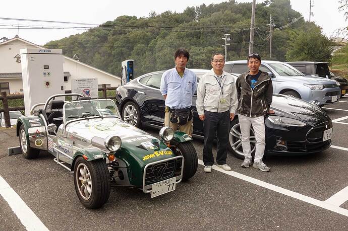 まだ真新しいモデルSとともに。左から、私と雨堤さん。右端はこの日、旅のパートナーだったモータージャーナリストの石井昌道さん。