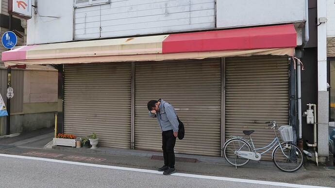 富岡製糸場近くのモツ煮の名店『永井食堂（売店）』に立ち寄るも、無念の定休日。