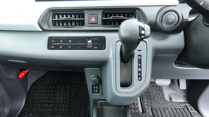 シフトレバーのデザインなどもエンジン車で見慣れた感じです。