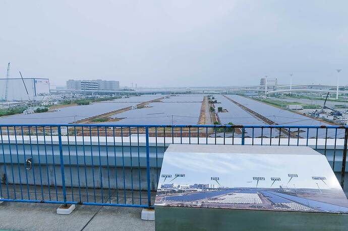 『浮島太陽光発電所』。残念ながら靄がちな空模様。天気がいいと羽田の東京国際空港あたりまで見渡せるそうです。