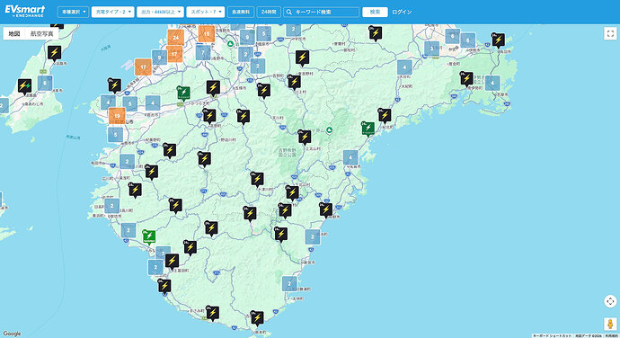 EVsmartの地図検索で出力44kw以上の充電スポットを表示。主要幹線道路沿いに一定間隔で充電スポットが点在。