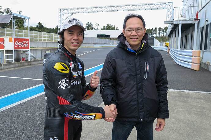 塩川社長（右）と岸本氏（左）。