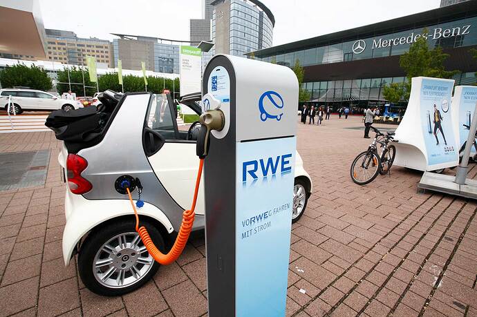 2009年のフランクフルトショーに展示されたスマートed（electric drive）。ドイツの大手エネルギー会社RWEと組んで実証実験を実施していた。