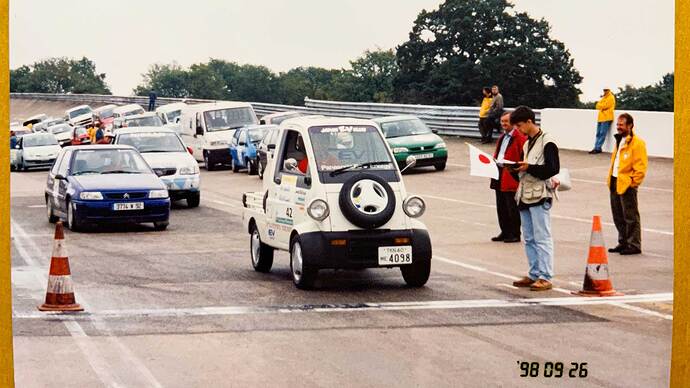 サーキットイベントでスタートを待つEVミゼットⅡ。