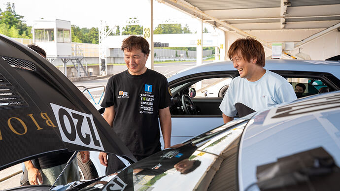 予選後に談笑するKIMI選手と加藤選手。