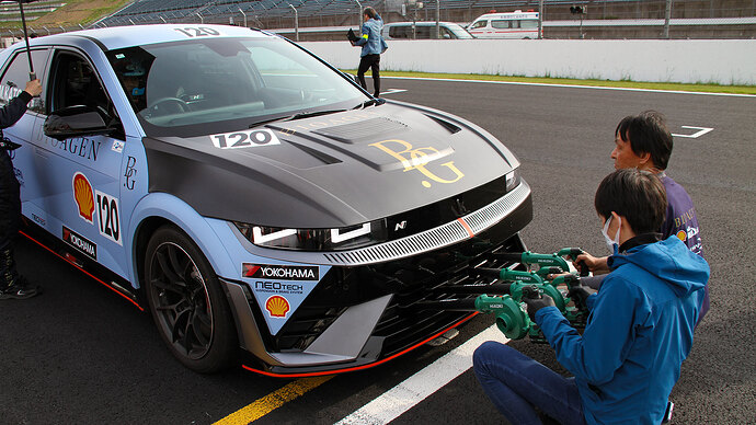 決勝レースのスターティンググリッド上、ブロワーでバッテリーを冷やす加藤選手のIONIQ 5 N。