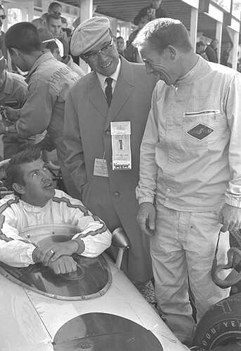 ホンダがF1で初勝利を挙げた1965年、アメリカGPでロニー・バックナム選手(左)、リッチー・ギンサー選手(右)に言葉を掛ける本田宗一郎氏。（ホンダメディアサイトより）