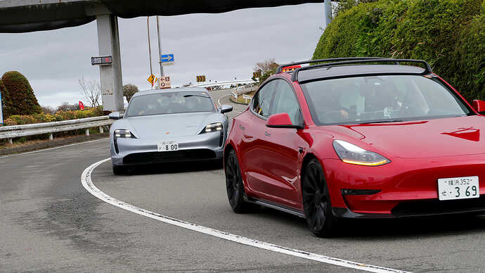 ポルシェジャパンのタイカンのナンバーが「800」なのは、システム総電圧の800Vにあやかっているそうです。