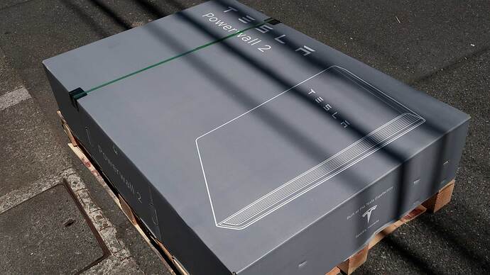 舘さん宅に届いた梱包開封前のパワーウォール2。
