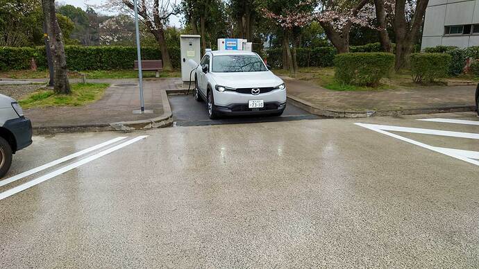 急速充電スタンドに、待機車用の駐車枠がないところが多かった。今後、EVが増加するにあたり、充電の順番待ちに関わる整備（その前に複数台設置か）を望みたい。画像は西名阪 香芝SAにて。