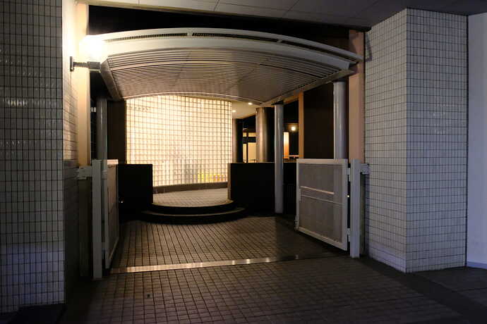 マンションの入り口の隣りにある、「東京グローブ座」への連絡通路。劇場直結のマンションだ。
