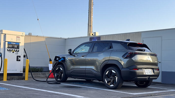 ENEOS Dr.Driveセルフ八王子みなみ野店で充電中。