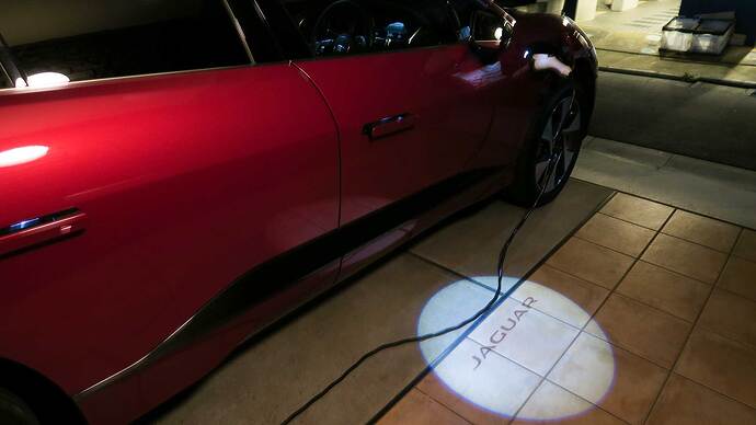 充電のためにロック解除するとアプローチイルミネーションが点灯。こういうところも高級車です。