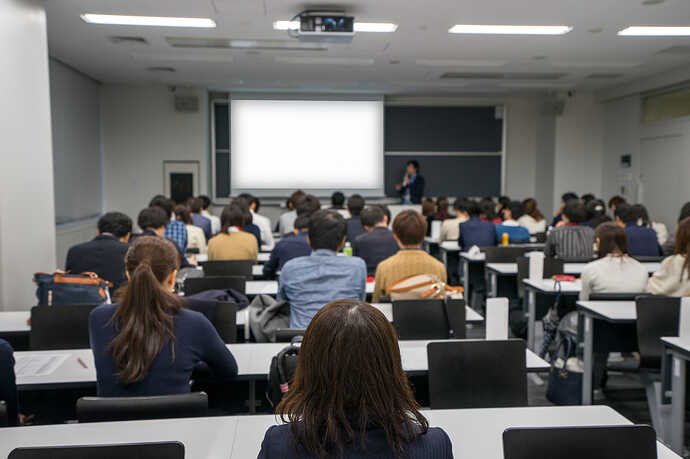 理事会から「議案」として区分所有者の「総会」に提案される。ここが最大のヤマ場、可決されればめでたく充電器は設置され、集合住宅の住民でも「自宅充電」が可能になる。