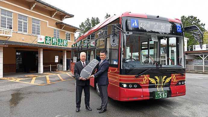 南海りんかんバスの和田純一社長（左）と、BYDジャパンの石井澄人副社長（右）。