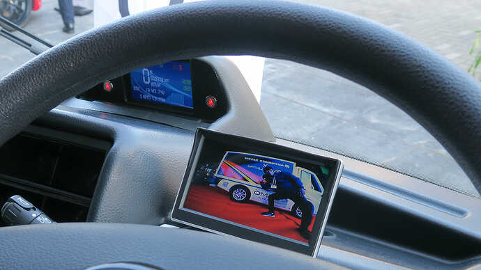 展示車はバックモニターも標準装備。顔だけ覗かせるつもりで写ってみたら、画角が思った以上に広かったので変なポーズになってしまいました。