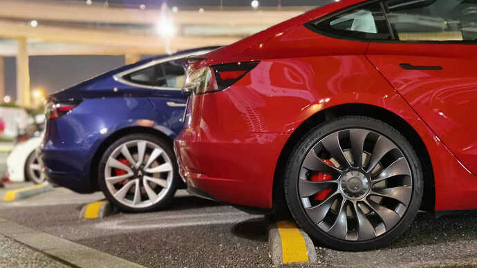 EV Test Driveに協力するEVsmartチームのモデル3。