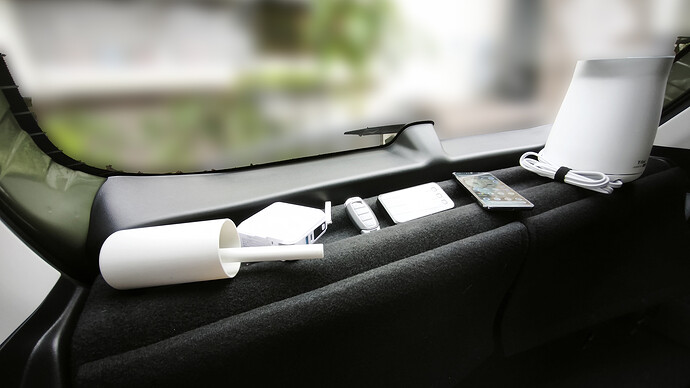 車の中で見失いがちな小物はリアトレーに置くのが便利だった。