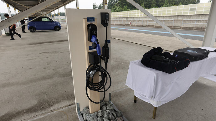 eビターラ試乗会でも紹介されていたスズキオリジナルの充電アイテム。充電ケーブルリールや、ダイヤルロック式のコネクターホルダーは秀逸だと思います。