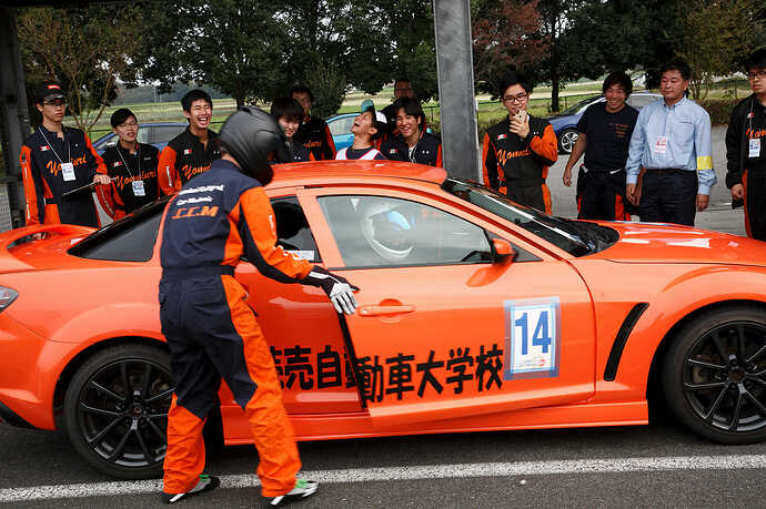 できるだけ多くのドライバーが乗ったチームは表彰されます。ドライバー交替もレースの見どころ。