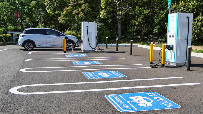 途中の充電は、eMPカードが使える90kW/150kW急速充電器を利用。
