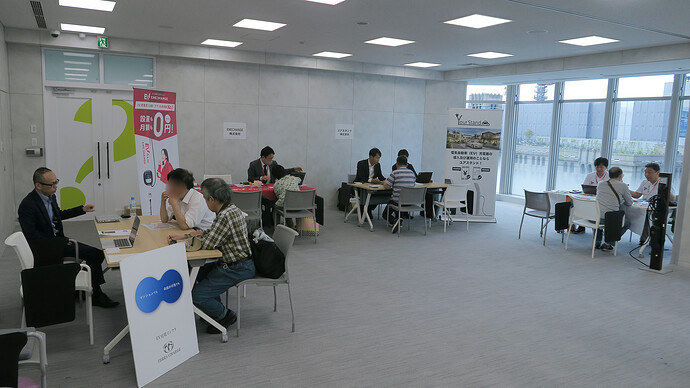 プレゼン終了後は各社ブースで「相談会」を実施。