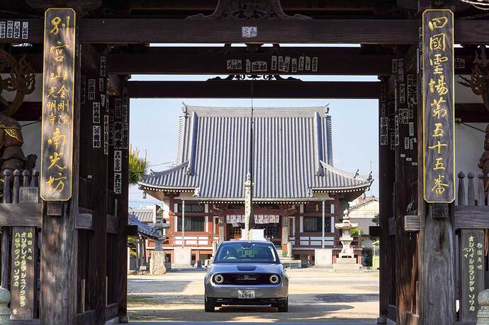 56番札所 南光坊 は境内に駐車場がある。四国八十八霊場で唯一、寺ではなく「坊」がつく札所である。
