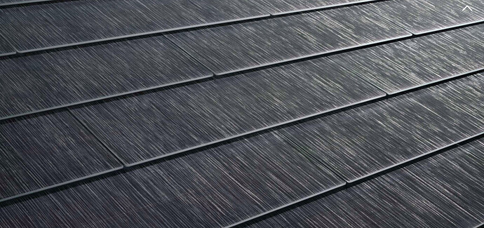 テスラの太陽電池Solar Roof。見た目が普通の屋根材のようで自然な風合い。テスラの公式サイトより転載。