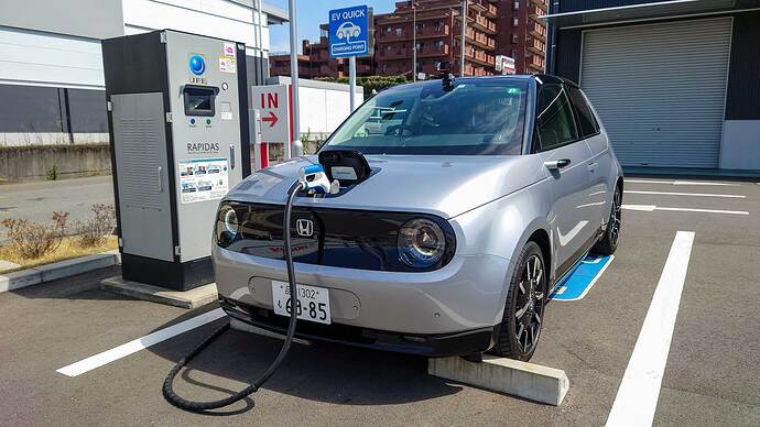 Honda e はボンネット前方に充電口を備える。