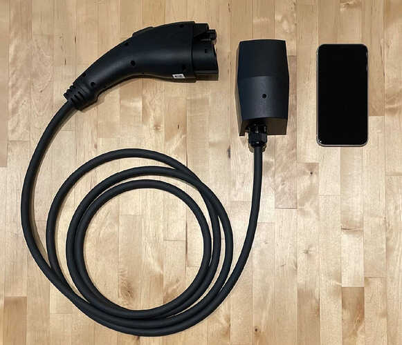 比較のスマホはiPhone11。現物は想像以上にコンパクト。質感もGOODです。