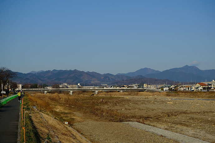 冬の多摩地区はよく晴れる。東京の西端を縁取る山々が季節の変化を教えてくれるのも、クルマ通勤の特権。川沿いの道はアップダウンが少なく、BEVに好適。