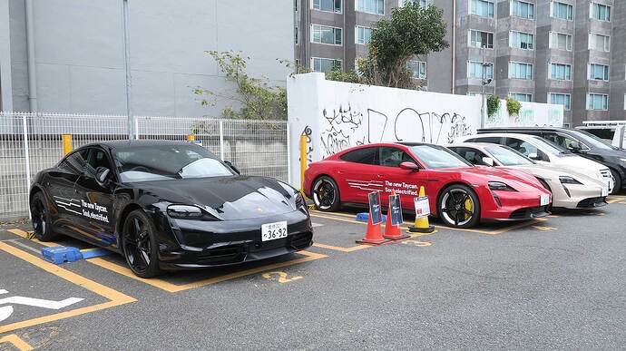 タイカンの試乗車があなたを待っています。
