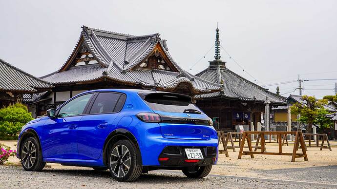 87番札所 長尾寺にて。グループPSAからお借りしたプジョー e-208のグレードは「GT Line」。17インチアロイホイールを装着。