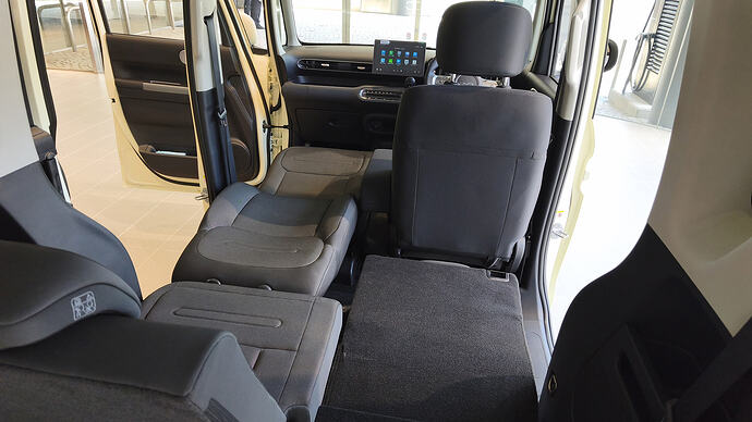 車内で横になるなら左側のシートアレンジ。
