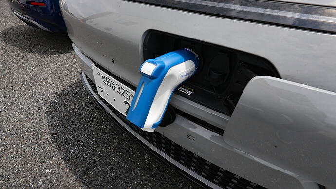 急速充電口に挿して数秒でデータを確認できます。