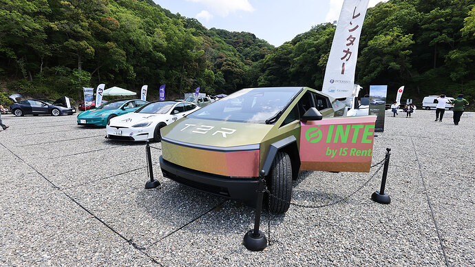 会場内にはサイバートラックも展示!