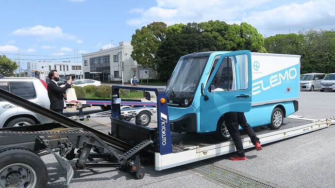陸運局に到着した『ELEMO』。