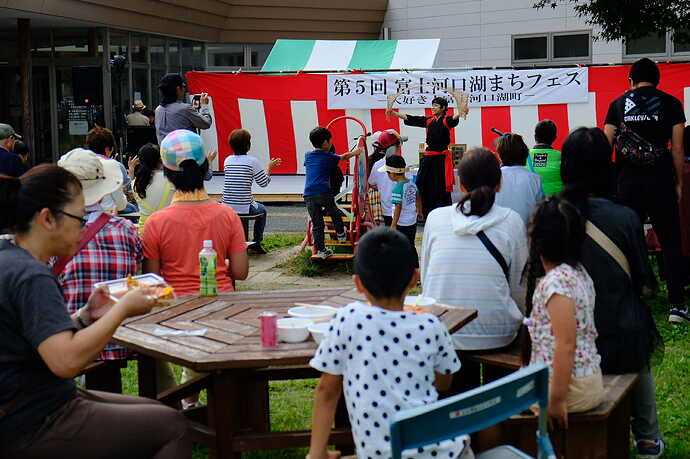 役場の庭に設けられたメインステージでの「南京玉すだれ」の実演。この後が「筑波山のがまの油売り」でした。