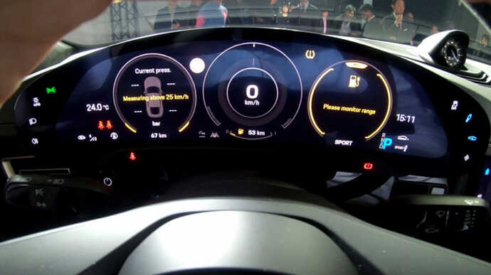 量産車初の曲面LEDディスプレイと、両サイドのおなじみのボタン配置、そして右上にはスポーツクロノが。