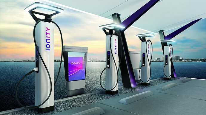 2019年のiF賞で金賞を獲得した、IONITYの超急速充電器。多機能LEDランプ・表示が組み込まれ、直感的に操作し易く、暗い夜でも安心してBEVを充電器まで導けるようになっています。IONITYの公式サイトより転載。