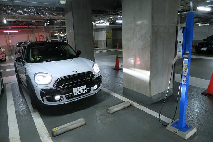 六本木、東京ミッドタウンのP2には125基の普通充電器が設置されています。エンジン車との駐車区画の区別はなく、同時に充電できる台数には制限あり。「これでいいよね」と感じます。