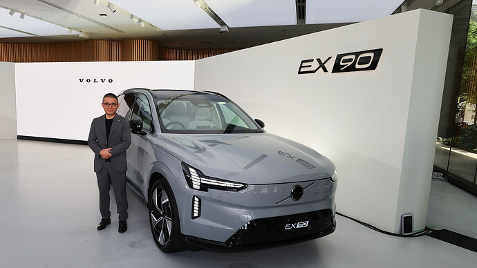 EX90とボルボ・カー・ジャパンのイシカワ社長。