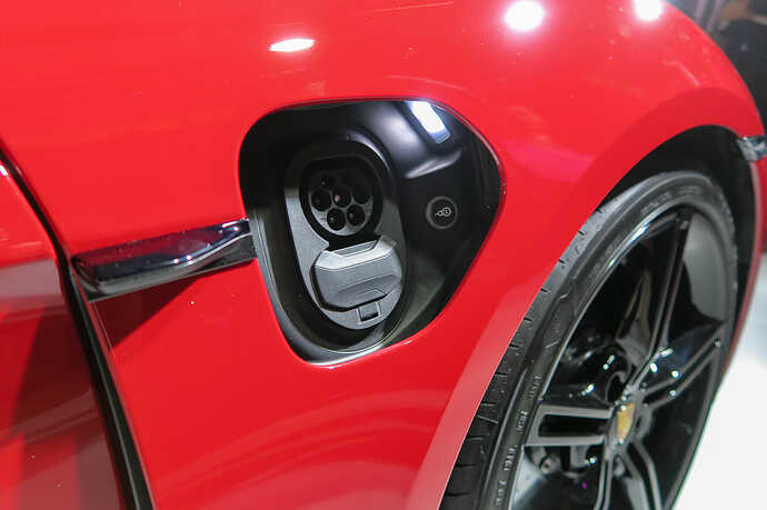 手前（写真左側）のフィンの下部に指を滑らせると給電口が電動で開閉。キルシュ社長も「Cool！」と自画自賛。最もお気に入りのポイントのひとつとのことでした。