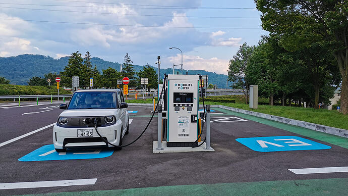縦に2台（各2口）の90kW器が設置されている梓川SA（下り線）。
