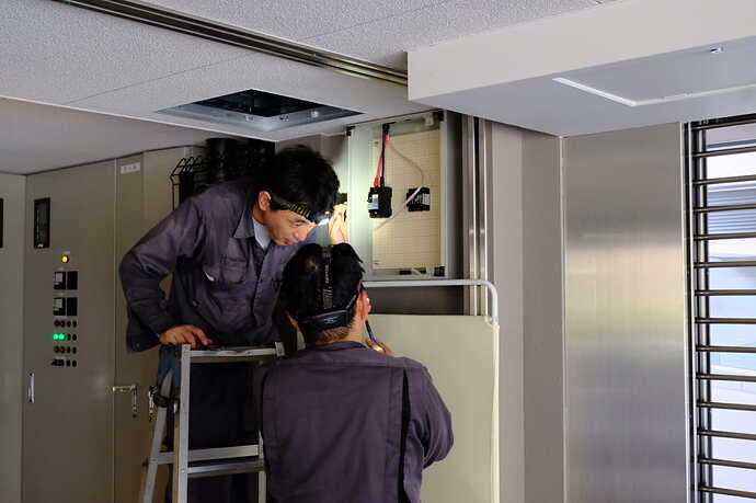 電源や充電器設置場所に関しては、じつはマンションには乗り越えるべき障壁はほとんどありません。最大の山は理事会と総会、つまり区分所有者の「理解」です。