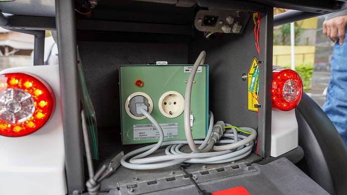車載の充電器は230V対応。後部に格納される昇圧トランスで日本の家庭用100V充電器に対応させている。