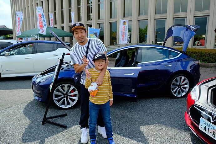 最新のテスラ・モデル3に興味津々だったお父さんと息子さん。「フランク」にもビックリされていました。ご本人たちの承諾をいただき掲載しています。