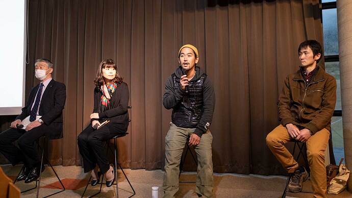 写真左から、下川村長、草本さん、高田さん、渡辺さん。