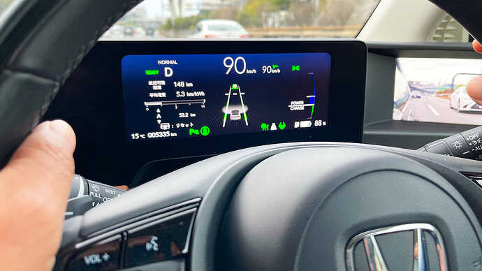 東名では90km/h巡航。助手席の木野さんに撮影してもらいました。